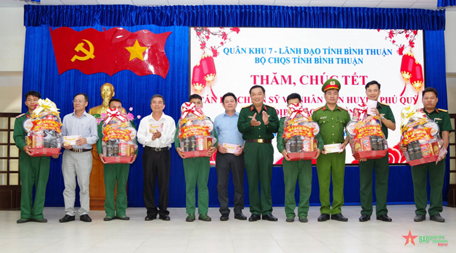 Thăm, chúc Tết, tặng quà quân - dân huyện đảo Phú Quý